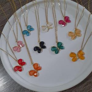 گردنبند پروانه رزینی سبک و راحت و شیک،  زنجیر و اتصالات استیل رنگ ثابت