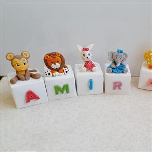 استند اسم مکعبی حروف لاتین همراه با انواع مجسمه های حیوانات دستساز خمیری