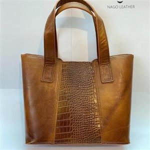 کیف دوشی دستی زنانه دستدوز  دوخته شده با ترکیب  چرم ساده و طرحدار  گاوی و متریال با کیفیت قابل اجرا در رنگ و چرم دلخواه