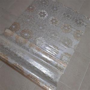 سفره  آشپزخانه خارجی نسوز پشت ابریشمی عرض 140  طرح کاغذ دیواری مدل گل طلایی