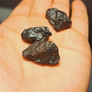 سنگ حدید یمنی اصل سنگ جذب اهنربا حدید طبیعی سنگ دفع امواج الکتریکی راف حدید اهنربایی خواص حدید  گردنبند حدید سنگ هماتیت
