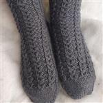 جوراب پشمی مناسب همه سنین در طرح و رنگ مورد نظر شما بافته می شود