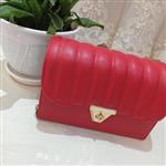 کیف زنانه دارای سه زیپ مجزا رنگ قرمز کیفیت عالی دارای بند دوشی  با زنجیر با کیفیت