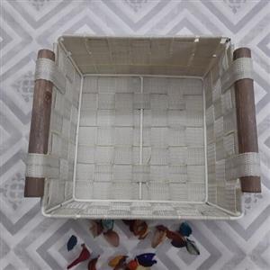 سبد نان و سبزی مدل حصیری نواری  دسته چوبی جنس بدنه استیل روکش دار مربع شکل