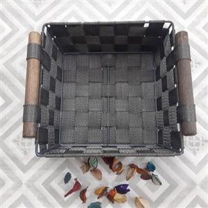 سبد نان و سبزی مدل حصیری نواری  دسته چوبی مربع شکل سایز کوچک