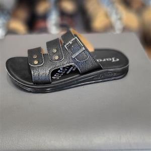 دمپایی و صندل بچگانه پسرانه زیره پیو و رویه چرم صنعتی درجه یک نرم وسبک بادوام باکیفیت مدل تارا رنگ مشکی 