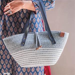 کیف ساحلی نخ پنبه با وزن 850 گرم و رنگ ابی سورمه ای و شیری  جادار و سبک با لند چرمی و دکمه چوبی