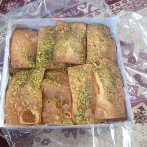 شیرینی برگی سفارشی با کنجد و پسته