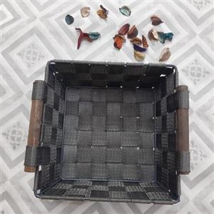 سبد نان و سبزی مدل حصیری نواری  دسته چوبی مربع شکل سایز بزرگ