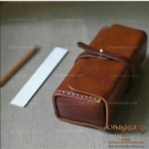 کیف عینک چرمی دستدوزبه شکل مکعب مستطیل دوخته شده با چرم طبیعی شتری