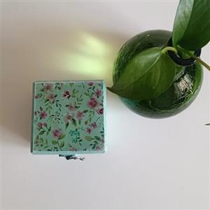 جعبه گلگلی زیبا مناسب جای اکسسوری های قشنگتون و ی جعبه ی خاص و زیبا برای ی کادوی خاص و ب یادماندنی