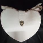 کیف چرمی سفید مدل قلب آستر دار با بندی بلند