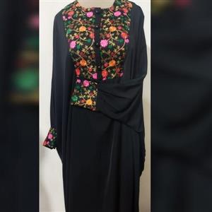 عبای فوق العاده شیک و سبک و راحت نگین کرپ الیزه با سوزن دوزی بسیار شیک و جذاب در سه سایز