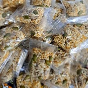 شکلات کنجد عسلی مغزدار سنتی  دو کیلویی تهیه شده از کنجد درجه یک دزفول