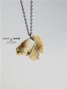 گردنبند سنگ کوارتز شکری بر روی بستر A024