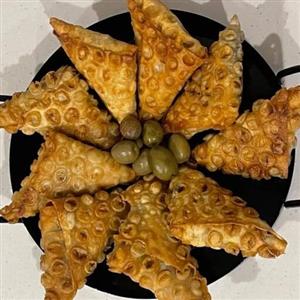 سمبوسه سیب زمینی با پنیر پیتزا و نان لواش سرخ شده