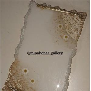 سینی رزینی سفید کار شده با ورق طلا و گل بابونه همراه پایه