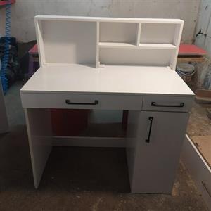 میز تحریر . میز . کتابخانه