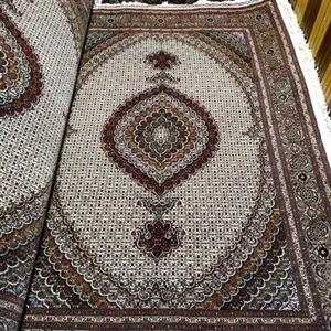 فرش دستبافت ماهی خرّم بافت خوی اندازه 6 متری رنگ متن کرم کد 134