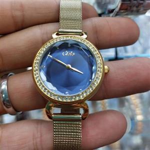 ساعت دختران زنانه بافت استیل طلا صفحه ابی  دور قاب نگین کاری شده دخترانه موتوراصلی باضمانت نامه شرکت قابلیت تعویض بندچرم