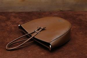 کیف رودوشی زنانه چرم بارثاوا مدل 1372