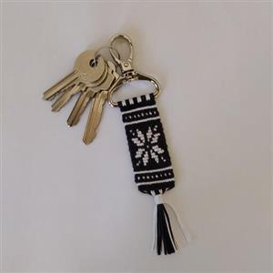 جاکلیدی و آویز کیف دستباف با طرح برف سیاه و سفید ( آلفا بافی )