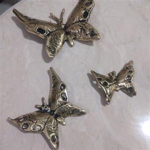 مجسمه.. پروانه برنجی سه تایی سیاه قلم هم میتونید به دیوار بکوبید هم روی میز قراربگیره 