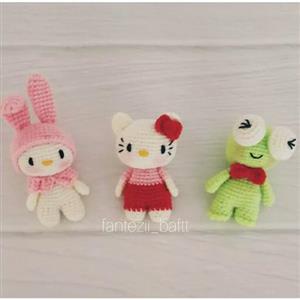 عروسک بافتنی کیتی و دوستان قد حدود ده تا دوازده سانت