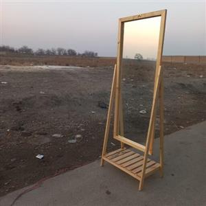 قاب آینه ایستاده  مدل رگالی  رنگ کرم روشن