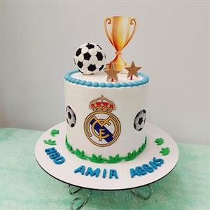 کیک تولدخانگی با تم فوتبالی رئال مادرید پسرونه توپ فوندانتی چاپ زیبا وزن 1 نیم کیلو فیلینگ نوتلا موز گردو 