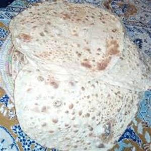 نان محلی خوش طعم و پخت روز شهرستان ملایر  معروف به پخت بهترین نان های محلی
