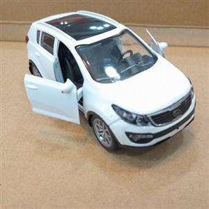 ماشین فلزی کیا اسپرتیج سفیدKIA SPORTAGE،شیری رنگ ،سایز 12 سانت ،موزیکال