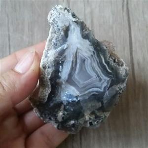 سنگ عقیق سه پوسته با خواص بسیار  سنگ عقیق مناسب دکور و ویترین معدنی و اصل 7 سانته