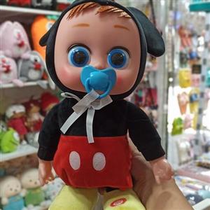 عروسک بی بی کرای پستونکشو درآوردنی گریه میکنه و وقتی پستونک رو میذارید دهنش صدای خوشحالی پخش میشه موزیکاله و راه میره