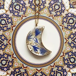گردنبند رزینی دستساز ماه با گل طبیعی آبی و ورق طلا