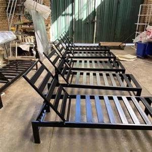 تخت کنار استخر فلزی ، با تشکچه مناسب فضای باز ، طول یک و نود  عرض هفتاد