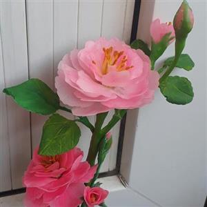 گل محمدی به همراه گل و غنچه و غنچه ی نیمه باز با خمیر منعطف و نشکن برای تزیین داخل گلدان ومناسب تمام مکانها و هدیه