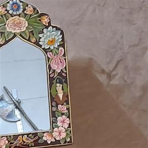 آینه پاپیه ماشه  ایستاده گل ومرغ با رنگهای معدنی وگیاهی باطول 15 سانتی متر وارتفاع 25 سانتی متر