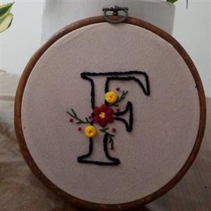 دیوارکوب گلدوزی  شده حرف انگلیسی F
