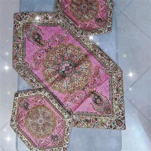 رومیزی سه تیکه ترمه دوزی شده طرح ترمه صورتی