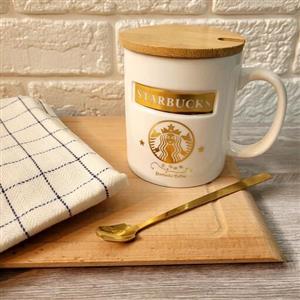 ماگ سرامیکی طرح استارباکس به همراه قاشق و درب بامبو