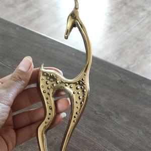 مجسمه آهو بلند پا جنس برنج دکوری