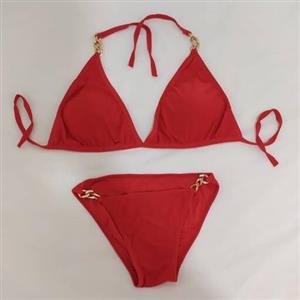 بیکینی زنجیر دار و کاپدار زنانه در رنگبندی قرمز و مشکی