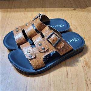 دمپایی بچگانه پسرانه زیره پیو و رویه چرم صنعتی درجه یک رنگ عسلی مدل تارا کیفیت عالی زیره pu مواد نو نرم و سبک مشهد کفش