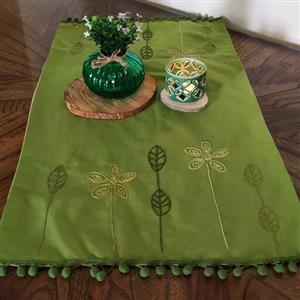 رانر گلدوزی شده از برند ترنج گالری...اندازه این رانر  با احتساب منگوله ها 42 در 81 سانتی متر می باشد