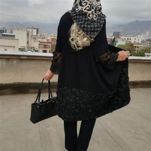 مانتو مشکی مجلسی مزونی  یقه گرد ترکیب کرپ مرویجت و پارچه کارشده