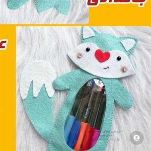 جامدادی نمدی طرح روباه پشت جامدادی زیپ دارد