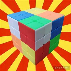 روبیک 4در4 خودرنگ بسیار با کیفیت و روان دارای جعبه و راه حل