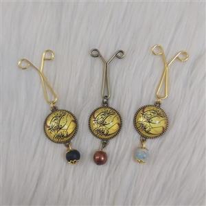 گیره روسری مدل یو آویز طرح دعای وان یکاد چشم زخم کد van110 بسته 3 عددی