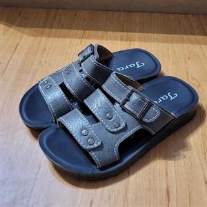 دمپایی بچگانه پسرانه زیره پیو و رویه چرم صنعتی درجه یک رنگ طوسی مدل تارا کیفیت عالی زیره pu مواد نو نرم و سبک مشهد کفش